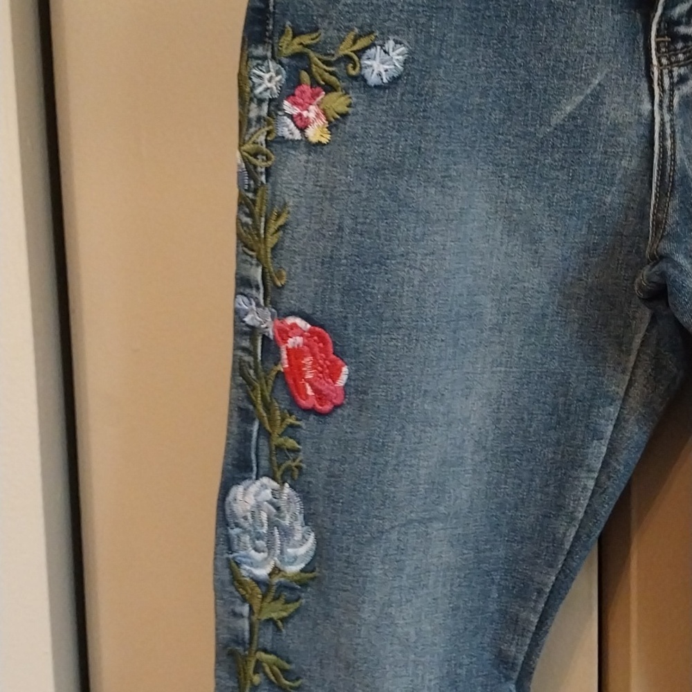 Super Cute Floral Flare Jeans. Size 4 - Picture 4 of 13
